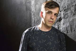 Entre el under, el mainstream y la TV, el sello personal de un creativo