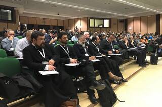 "Cállate Satanás": un curso de exorcismo por celular