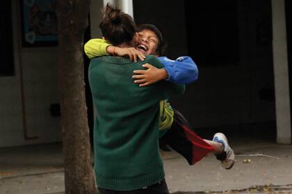 "Reciprocidad", un grupo de jvenes que hace ocho aos va a una escuela a jugar con los chicos y compartir el desayuno.