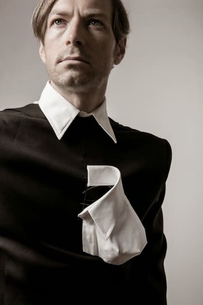 "Rito Cardíaco habla del proceso de construcción, de prepararnos para dar comienzo al ritual de protección del corazón". Es un broche realizado en latón, textil e hilo de algodón.