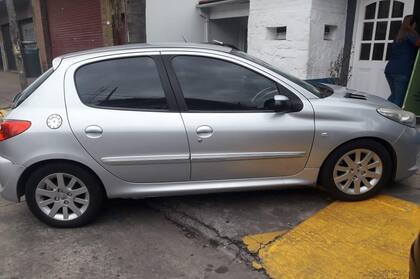 El Peugeot 207 gris utilizado por los delincuentes