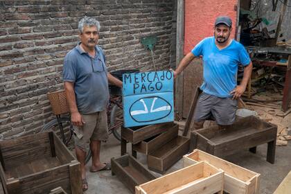 Cortez (izquierda) había puesto ese cartel hace apenas dos semanas, pensando en atraer más clientes de los barrios privados y countries aledaños a su lugar de trabajo, ubicado en el kilómetro 38,5 de la Panamericana, en Pilar, al norte del Conurbano bonaerense