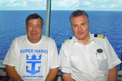 "Super Mario" junto al capitán del barco "Navigator of the Seas", de Royal Caribbean, luego de recibir una distinción de la empresa por superar los 8.000 puntos en el sistema de recompensas de la compañía