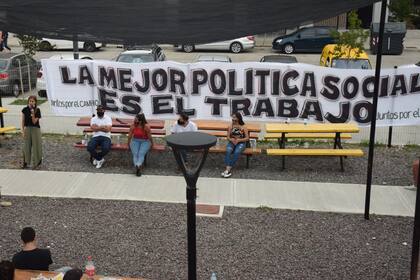 "Hay que pensar en cómo captar todo ese trabajo que ya existe en los barrios populares, su dinámica socioproductiva. La pregunta que debemos responder es: cómo hacer para romper las barreras estructurales existentes para fortalecer esta dinámica", indicó Migliore.