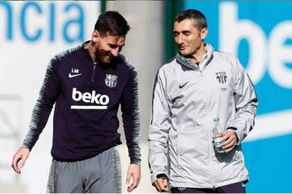 Messi con Ernesto Valverde, el entrenador que Barcelona echó en enero