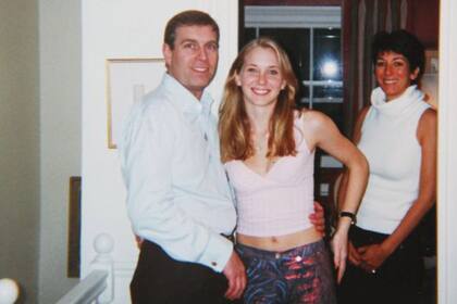 Giuffre (centro) dijo que fue acosada sexualmente por el príncipe Andrés (izda.) en la casa de Ghislaine Maxwell (dcha.) en Londres. Esta imagen es de 2001