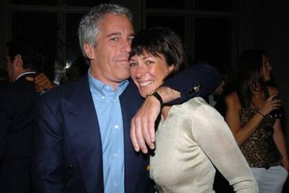 Epstein se suicidó en una prisión de Nueva York tras ser detenido acusado de tener sexo con menores de edad y de formar parte de una red de prostitución. En esta foto aparece con Ghislaine Maxwell, una amiga en común con el príncipe Andrés