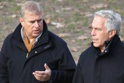 El príncipe Andrés dijo que esta foto fue tomada durante un paseo en el que le dijo a Epstein que su amistad debía terminar
