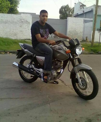 "Toti" Vaello con su motocicleta nueva, poco tiempo antes de ser asesinado.
