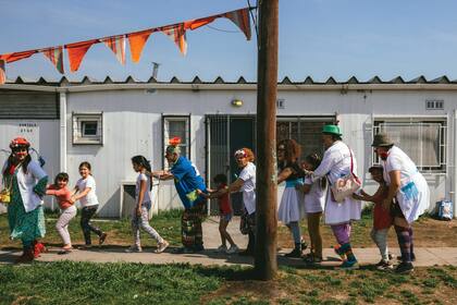 "Tren de la alegra" (3er premio), visita al barrio Ftima, en Villa Soldati, con los chicos de Puenteclown. El momento en que los chicos juegan y se divierten.