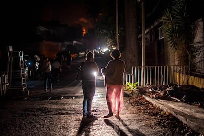 "Tres de los cuatro transformadores que abastecen de electricidad a la zona quedaron inutilizados, de acuerdo con la información suministrada por personal de Corpoelec que no tenía las herramientas necesarias para atender las consecuencias de la explosión", tuiteo Guaidó