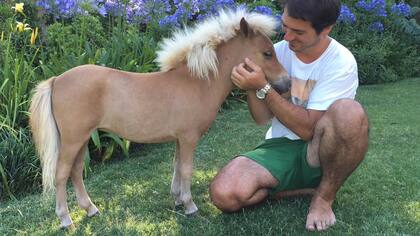 "Tuco" con su pelo corto y Evaristo Falabella, su criador