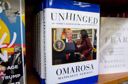 "Unhinged" (desquiciado), la obra que presenta una imagen muy critica de Trump, salió oficialmente hoy a la venta