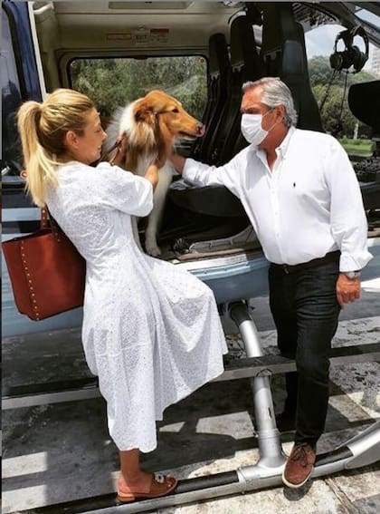 Fabiola Yáñez y Alberto Fernández junto a su perro, Dylan