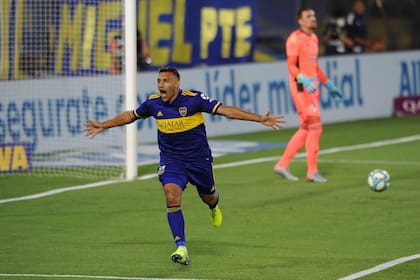 "Wanchope" Ábila celebra el gol que abrió el superclásico ante River.
