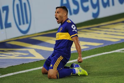 "Wanchope" Ábila convierte su gol en los primeros minutos del partido.