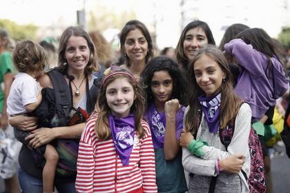 "Yo quiero un futuro sin estereotipos de género," dijo la chica en el medio, con el puño alzado.