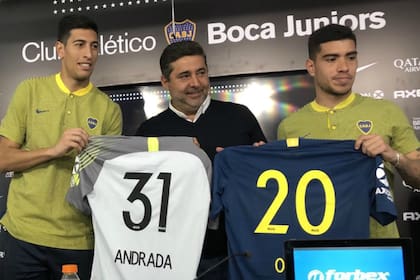Andrada, con la camiseta 31 que usará en la Superliga, junto con Angelici y Lucas Olaza