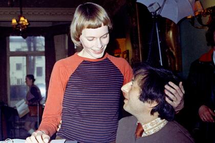 Previn junto a la actriz Mia Farrow, con quien tuvo tres hijos biológicos y dos adoptivos