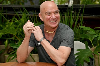 Andre Agassi, a los 55 años, en el Río Open, charlando con un grupo reducido de medios, entre ellos LA NACION