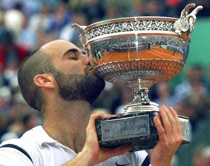Andre Agassi besando el trofeo de campeón de Roland Garros, en 1999, tras derrotar a Andrei Medvedev en la final