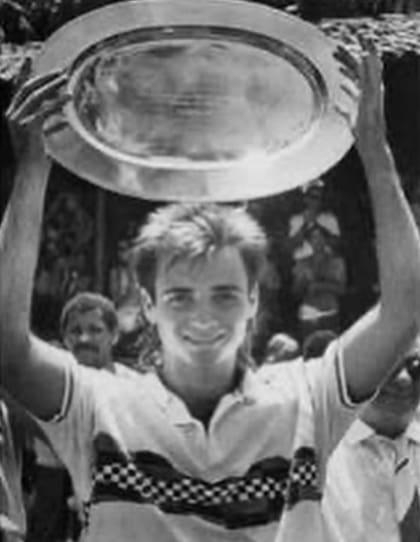 Andre Agassi, con 17 años, levantando el trofeo de Itaparica, Brasil, en 1987: fue el primero de los 60 títulos que obtuvo en su legendaria carrera