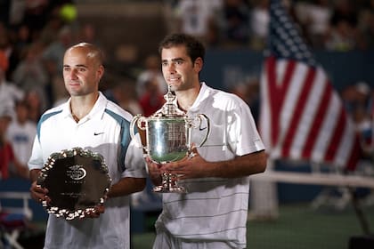 Andre Agassi y Sampras durante la premiación del US Open 2002, tras una final soñada entre estadounidenses legendarios.