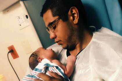 Andre Anchondo y su bebé recién nacido