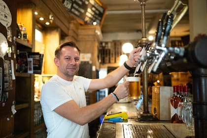 André con un chop de cerveza tirada, otro clásico del restaurante