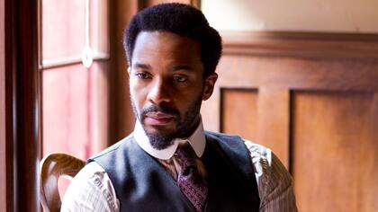 André Holland es Edward Algernon, un excelente médico rechazado por su color de piel