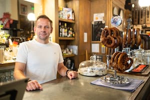Llegó de Berlín y se enamoró de Buenos Aires; en su restaurante, ofrece más de 30 variedades de salchichas alemanas