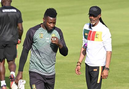 André Onana y el entrenador del seleccionado de Camerún, Rigobert Song; por decisión del DT, el arquero de Inter de Milán fue expulsado del plantel y ya no jugará más en Qatar 2022