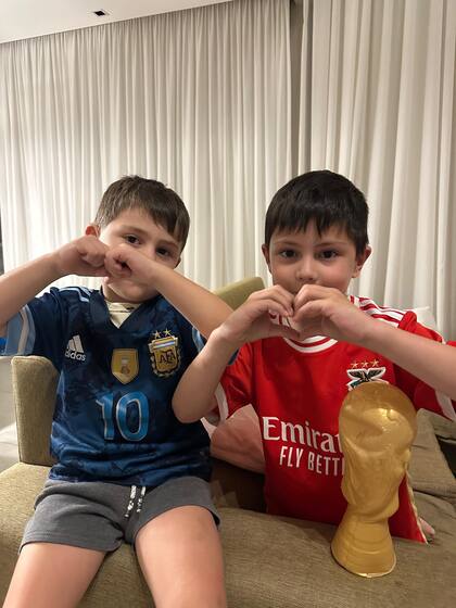 André y Vincenzo recrearon el festejo de Ángel Di María