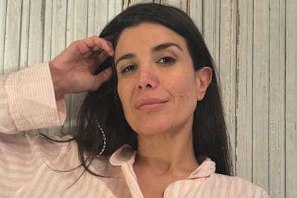 La entrevistada describió el uso de un cuchillo sobre el escenario durante una presentación del músico