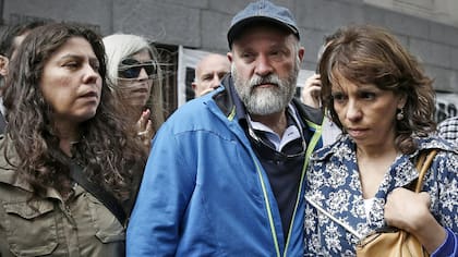 Andrea Antico; su esposo, Sergio Maldonado, y la abogada de la familia, Verónica Heredia