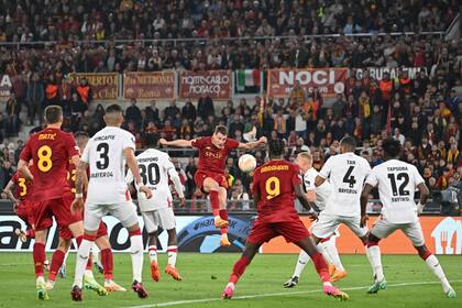 Andrea Belotti busca por aire en un avance de Roma que despejará la defensa de Bayer Leverkusen.