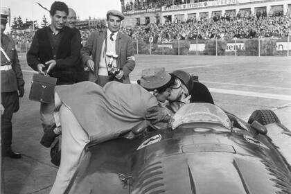 Andrea Berruet corre a felicitar a su amor.