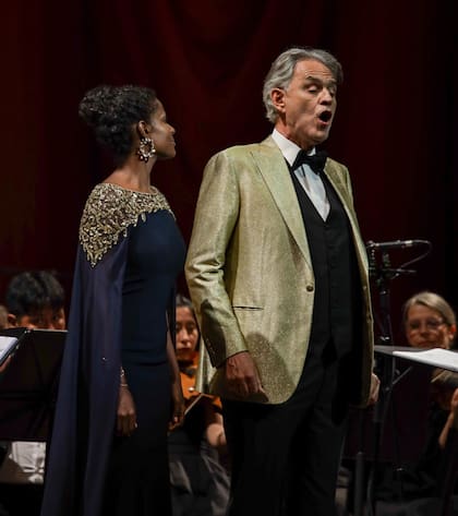 Andrea Bocelli junto a Mariam Battistelli, una de las sopranos que también cantó anoche en el Colón