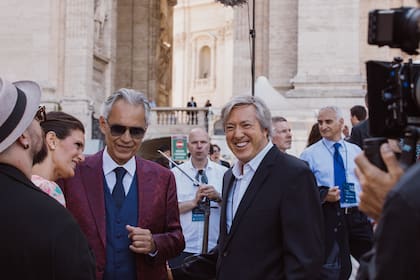 Andrea Bocelli junto a Alejandro G. Roemmers