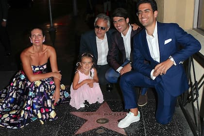 Andrea Bocelli recibe la estrella de la fama en el Paseo de Hollywood, rodeado de su orgullosa familia