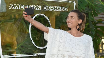 Andrea Bursten, divertida, sacó fotos del evento