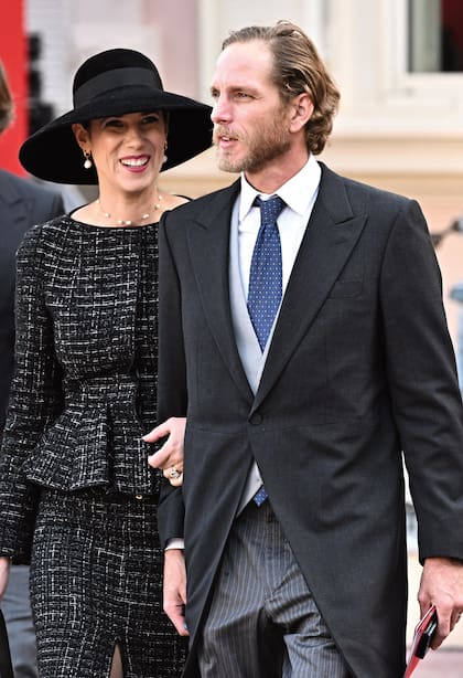 Andrea Casiraghi junto a su mujer Tatiana Santo Domingo, que lució conjunto de chaqueta con peplum y falda midi con abertura central de la firma Saloni. Como joyas, un colgante y pendientes de perlas.
