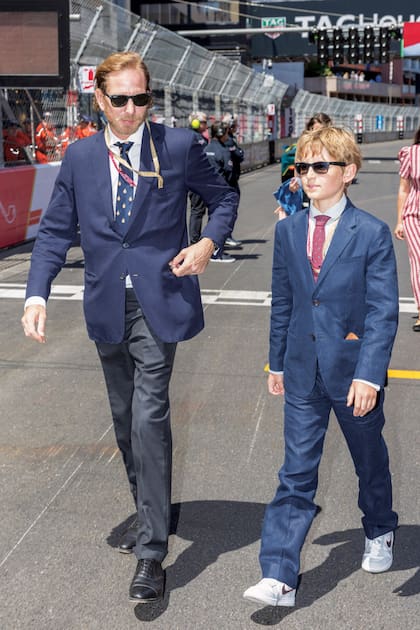Andrea Casiraghi, sobrino del príncipe Alberto II, de saco y corbata, al igual que Sacha, el otro hijo que tiene con Tatiana Santo Domingo.