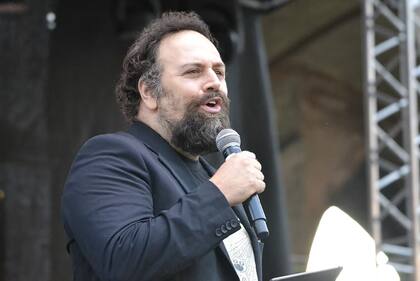 Andrea Colamedici, firma como traductor, pero que en realidad es coautor del libro Hipnocracia, atribuido a Jianwei Xun, junto a dos plataformas de inteligencia artificial