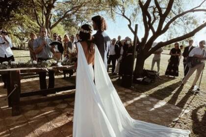 Andrea Collarini y Delfina Novillo Corvalán, en plena boda, en Villa del Totoral