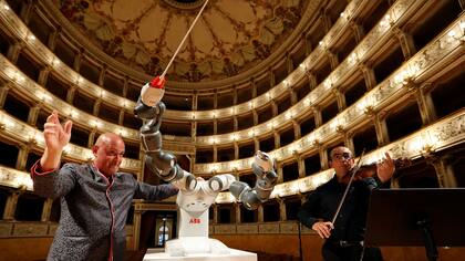 Andrea Colombini, entrenador del robot YuMi, junto al director de orquesta y primer violinista Claudio Cavalieri durante un ensayo en el Teatro Verdi de Pisa, Italia