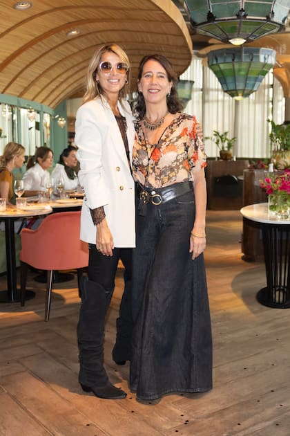 Andrea con otra de sus invitadas, la artista plástica Romina Taborda.