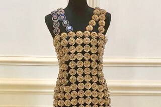 Moda sustentable. Vestidos, capas, joyas y escarapelas con cápsulas usadas