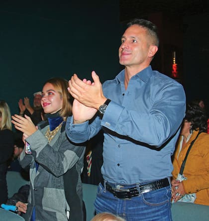 Fioribello la aplaude desde la primera fila junto a la hija de la artista, Anna Chiara.