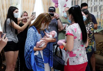 Andrea Diez y Fernando Montero, ciudadanos argentinos y padres del recién nacido Ignacio, emocionados durante su primer encuentro en el Hotel Venice, propiedad de la clínica BioTexCom en Kiev, Ucrania